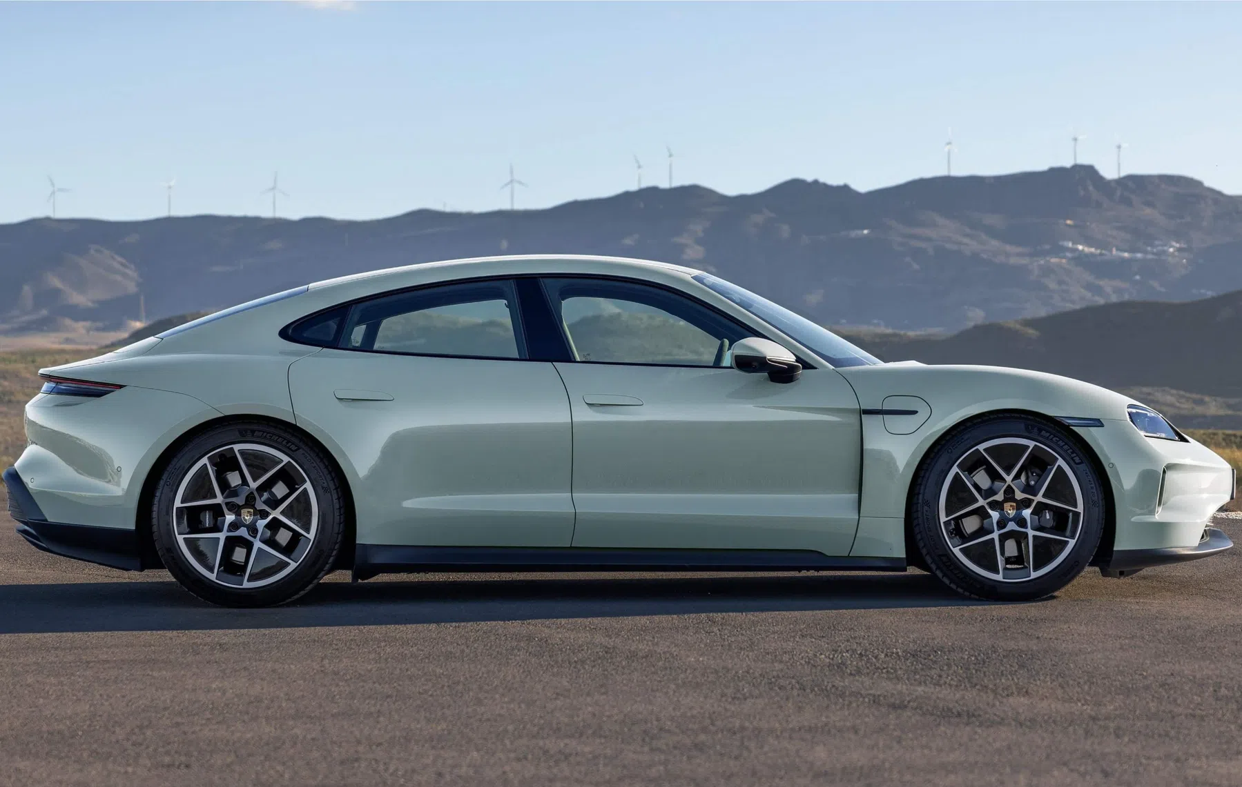 Porsche Taycan Zijkant